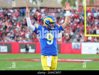 23. Januar 2022; Tampa, FL USA; Los Angeles Rams Quarterback Matthew Stafford (9) feiert während eines NFL-Playoff-Spiels im Raymond James Stadium. Die Rams schlugen die Buccaneers mit 30:27. (Steve Jacobson/Image of Sport) Stockfoto