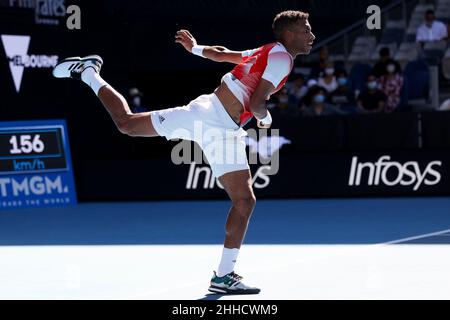 Melbourne, Australien. 24th. Januar 2022. Der kanadische Tennisspieler Felix Auger-Aliassime in Aktion während des Australian Open Turniers im Melbourne Park am Montag, den 24. Januar 2022. © Jürgen Hasenkopf / Alamy Live News Stockfoto