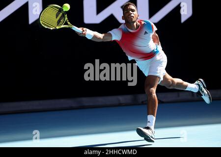 Melbourne, Australien. 24th. Januar 2022. Der kanadische Tennisspieler Felix Auger-Aliassime in Aktion während des Australian Open Turniers im Melbourne Park am Montag, den 24. Januar 2022. © Jürgen Hasenkopf / Alamy Live News Stockfoto