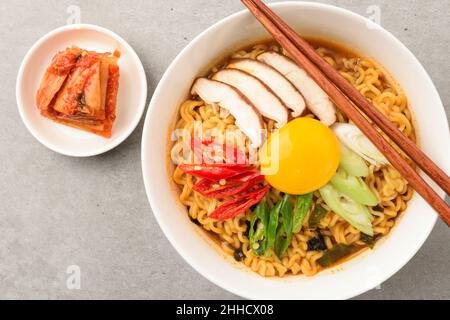 Instantnudeln mit Pilzen, Paprika und grünen Zwiebeln Stockfoto