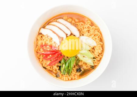 Instant-Ramen auf weißem Hintergrund Stockfoto