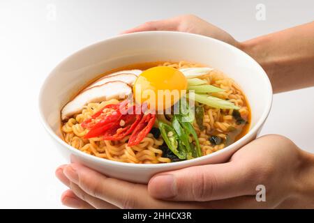Instant-Ramen auf weißem Hintergrund Stockfoto