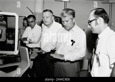 DR. VON BRAUN, GESTIKULEND, SPRICHT MIT STOKES, JACK-W. IM NACHBAU DES SATURN-WORKSHOPS AM NASA-MSFC. VON BRAUN, EHEMALIGER DIREKTOR DES ZENTRUMS, WAR ZUM 10TH-JÄHRIGEN JUBILÄUM ZU BESUCH. ANDERE (L BIS R): THOMPSON, JAMES-R.; NEWBY, DAVID; HEIMBURG, KARL; WEIDNER, HERMANN. 1970 Stockfoto