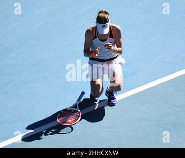 Melbourne, Australien. 24th Januar 2022. Australian Open Melbourne Park Day 8 24/01/2022 Alize Cornet (FRA) gewinnt vierte Runde Match Credit: Roger Parker/Alamy Live News Stockfoto