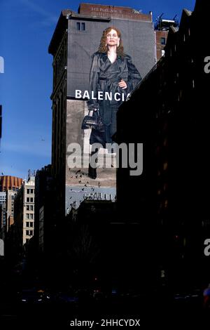 Die französische Schauspielerin Isabelle Huppert ist das Gesicht der Balenciaga-Kampagne mit einem großen Werbegemälde am 23. Januar 2022 in New York, NY. Foto von Charles Guerin/ABACAPRESS.COM Stockfoto