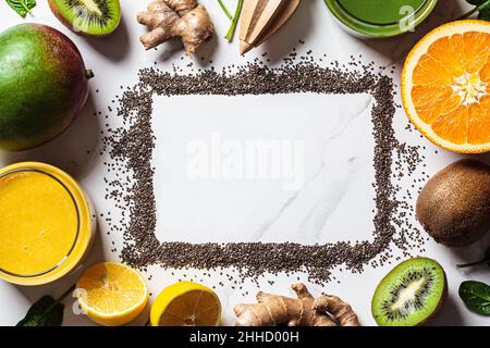 Zutaten (Mango, Spinat, Ingwer und Orange) zum Kochen von Detox-Smoothie und Rahmen mit Textabdruck. Stockfoto