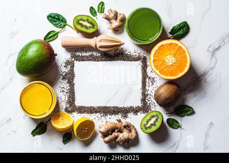 Zutaten (Mango, Spinat, Ingwer und Orange) zum Kochen von Detox-Smoothie und Rahmen mit Textabdruck. Stockfoto