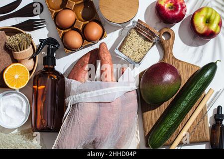 Konzept „Keine Verschwendung“ in der Küche. Plastikfreies Hausleben. Vermarkten Sie Gemüse und Obst in Baumwollbeuteln, Öko-Bürsten und Schwämmen, Spray und Soda für Washi Stockfoto