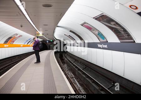 U-Bahn-Station Bridge Street, U-Bahn-Station der SPT Glasgow U-Bahn, an der ein Passagier wartet. Stockfoto