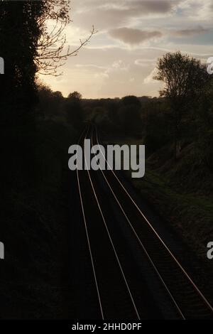 Savernake, Wiltshire Blick nach Westen entlang der Bahnlinie Berks und Hants, die die Schienen in einer Kurve zeigt. Stockfoto