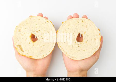 Käse-Bagel auf weißem Hintergrund Stockfoto