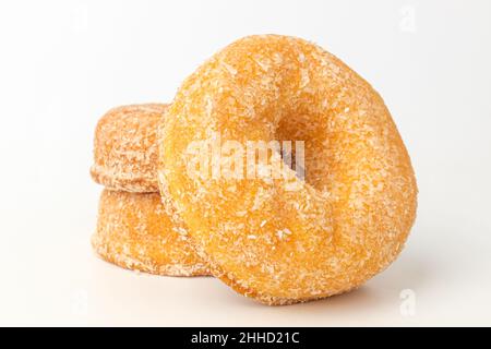 Kokosnuss-Donut auf weißem Hintergrund Stockfoto