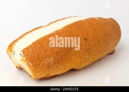 Cremefarbenes Brötchen auf weißem Hintergrund Stockfoto