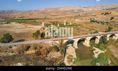 Fluss Salso in der Nähe von Riesi und Sommatino, Provinz Caltanissetta, Sizilien, Italien, Europa Stockfoto