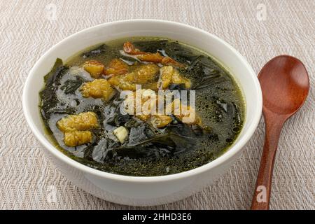 Meeresalgensuppe mit getrocknetem gelben Pollack Stockfoto