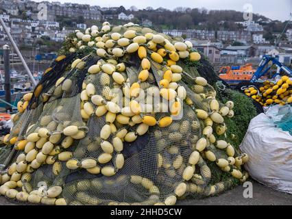 Fischernetze am Kai in Newlyn Harbour, Cornwall, Großbritannien Stockfoto