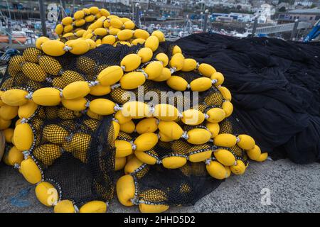 Fischernetze am Kai in Newlyn Harbour, Cornwall, Großbritannien Stockfoto