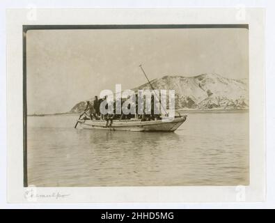 Gruppe der Pioniere und Bergleute an Land kommen in einem Sampan auf Chemulpo Stockfoto