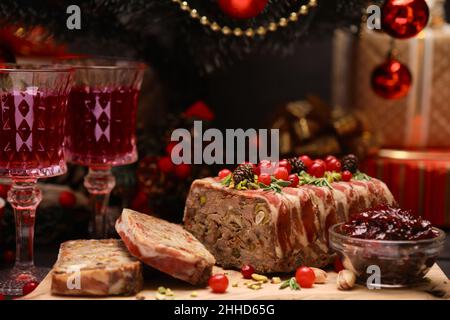 Traditionelle französische Terrine mit Speck und geschmücktem Weihnachtsbaum Stockfoto