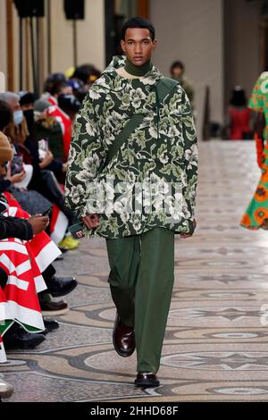 Paris, Frankreich. 23rd Januar 2022. Ein Modell präsentiert eine Kreation im Rahmen der Herbst/Winter 2022-2023-Kollektion von Kenzo während der Men's Fashion Week in Paris, Frankreich, am 23. Januar 2022. Quelle: Piero Biasion/Xinhua/Alamy Live News Stockfoto