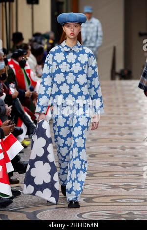 Paris, Frankreich. 23rd Januar 2022. Ein Modell präsentiert eine Kreation im Rahmen der Herbst/Winter 2022-2023-Kollektion von Kenzo während der Men's Fashion Week in Paris, Frankreich, am 23. Januar 2022. Quelle: Piero Biasion/Xinhua/Alamy Live News Stockfoto