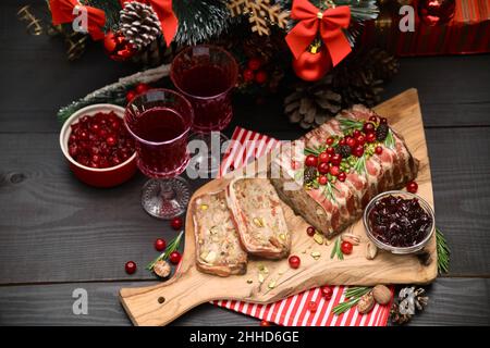 Traditionelle französische Terrine mit Speck und geschmücktem Weihnachtsbaum Stockfoto