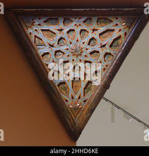 Squinch Panel, arabisches Spanien, wahrscheinlich 14th Jahrhundert n. Chr., geschnitztes und bemaltes Holz Stockfoto