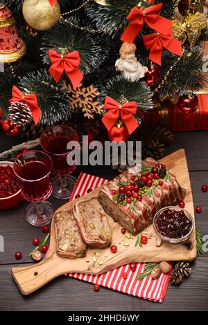 Traditionelle französische Terrine mit Speck und geschmücktem Weihnachtsbaum Stockfoto