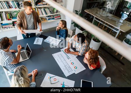 Gruppe erfolgreicher Geschäftsleute, Designer, die gemeinsam an einem Startup-Projekt im Büro arbeiten Stockfoto