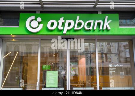 BUDAPEST - JAN 20: Logo der OTP Bank über dem Eingang in Budapest, Januar 20. 2022 in Ungarn. Stockfoto