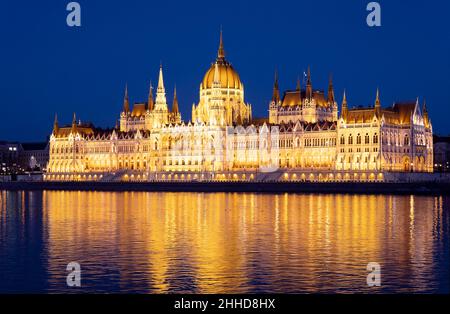 Erstaunliches ungarisches Parlament am Abend. Nachtdenkmäler in Budapest, Ungarn Stockfoto