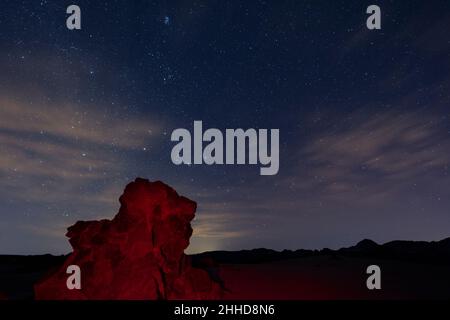 Sterne am Nachthimmel über der vulkanischen Landschaft im Nationalpark Las Cañadas del Teide, Teneriffa, Kanarische Inseln, Spanien Stockfoto