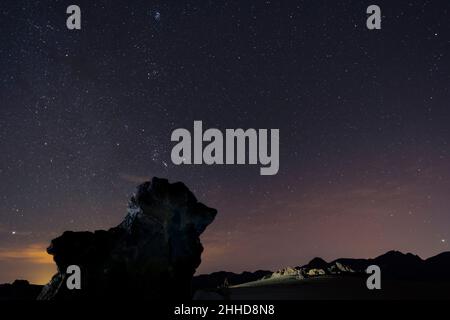 Sterne am Nachthimmel über der vulkanischen Landschaft im Nationalpark Las Cañadas del Teide, Teneriffa, Kanarische Inseln, Spanien Stockfoto