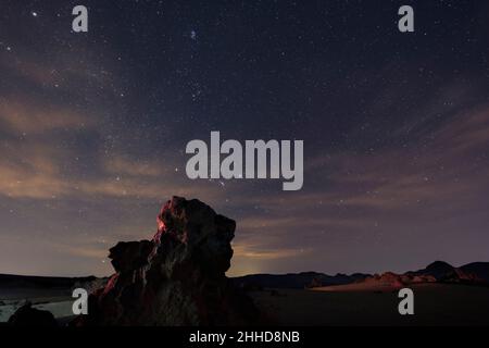 Sterne am Nachthimmel über der vulkanischen Landschaft im Nationalpark Las Cañadas del Teide, Teneriffa, Kanarische Inseln, Spanien Stockfoto