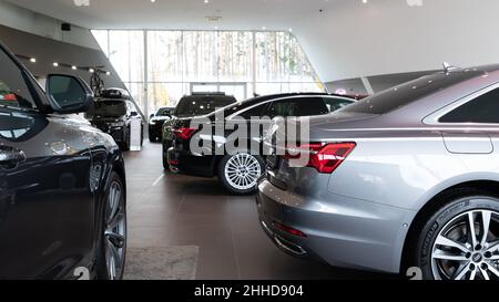 Minsk, Weißrussland - 20. Dezember 2021: Eine allgemeine Aufnahme eines Audi-Händlerbetriebs mit Premium-Fahrzeugen in Folge Stockfoto