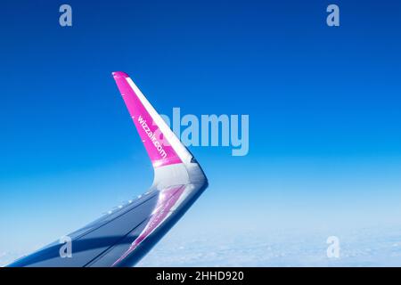 BUDAPEST - JAN 21: Nahaufnahme des Flügels mit Winglet und Wizz Air-Logo am Himmel über Budapest, Januar 21. 2022 in Ungarn Stockfoto