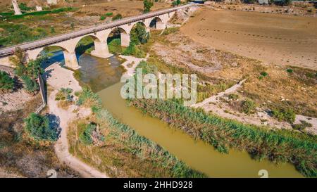 Fluss Salso in der Nähe von Riesi und Sommatino, Provinz Caltanissetta, Sizilien, Italien, Europa Stockfoto