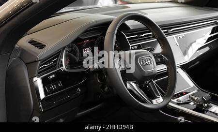 Minsk, Weißrussland - 20. Dez 2021: Der Innenraum des neuen Audi A8 Premium Limousine Stockfoto