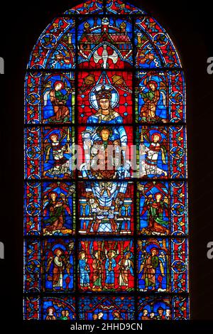 Mittelalterliche Fenster der gotischen Kathedrale von Chartres, Frankreich, die Notre Dame de la Belle Verriere gewidmet ist. Die mittleren Tafeln zeigen die Jungfrau Maria an Stockfoto