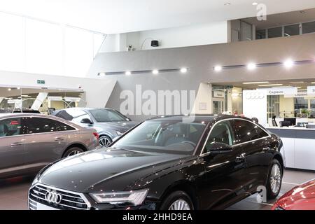 Minsk, Weißrussland - 20. Dez 2021: Panoramafoto des Showrooms des Audi-Händlerbetriebs Stockfoto