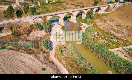 Fluss Salso in der Nähe von Riesi und Sommatino, Provinz Caltanissetta, Sizilien, Italien, Europa Stockfoto