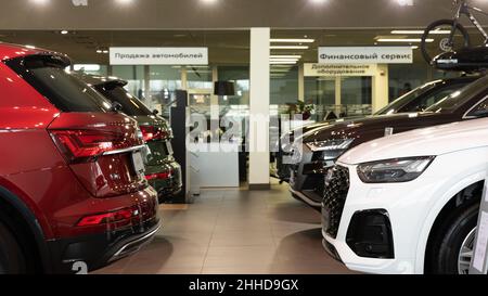 Minsk, Weißrussland - 20. Dez 2021: SUVs Audi Showroom Auto Dealer Center Stockfoto