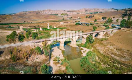 Fluss Salso in der Nähe von Riesi und Sommatino, Provinz Caltanissetta, Sizilien, Italien, Europa Stockfoto