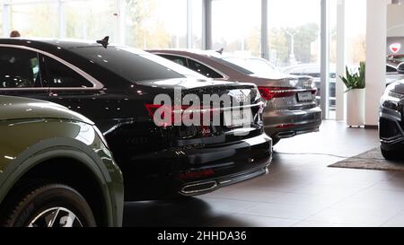 Minsk, Weißrussland - 20. Dez 2021: Audi Händlershowroom mit prestigeträchtigen Limousinen Stockfoto