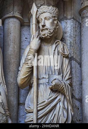 Kathedrale von Chartres, gotische Statuen und Außenskulpturen. Nordporch zentrales Portal, linke Pfosten- Allgemeine Ansicht c. 1194-1230. Statue von König David. T Stockfoto