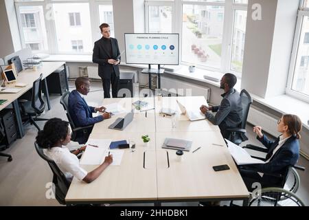 Porträt eines lächelnden afroamerikanischen Geschäftsmannes, der die Vorstandssitzung im Büro leitet und eine Präsentation gibt Stockfoto
