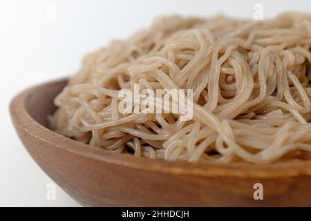 Buchweizennudeln auf weißem Hintergrund Stockfoto