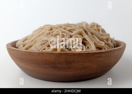 Buchweizennudeln auf weißem Hintergrund Stockfoto