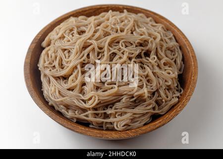 Buchweizennudeln auf weißem Hintergrund Stockfoto