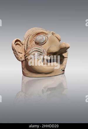 Antike griechische Zeremonialmasken aus Terrakotta mit mythischen Kreaturen, Tiryns, Obere Zitadelle 'Botros', 7th. Jh. v. Chr. Archäologisches Museum Nafplion. Stockfoto